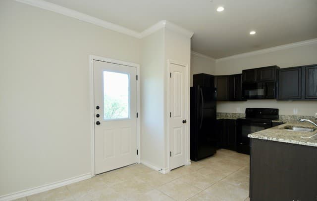 3-bedroom rental at 6610 Arancione Ave Unit 103 in San Antonio, TX — photo 4