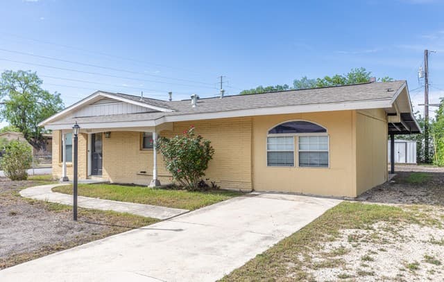 3-bedroom rental at 7802 Rimfire Dr in San Antonio, TX — photo 2