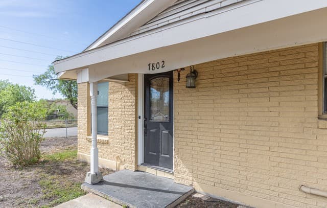 3-bedroom rental at 7802 Rimfire Dr in San Antonio, TX — photo 4