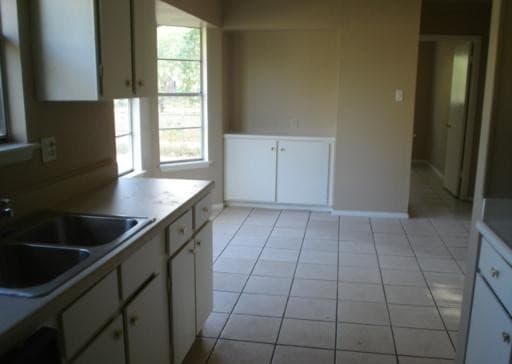 3-bedroom rental at 5819 Woodhill in San Antonio, TX — photo 3