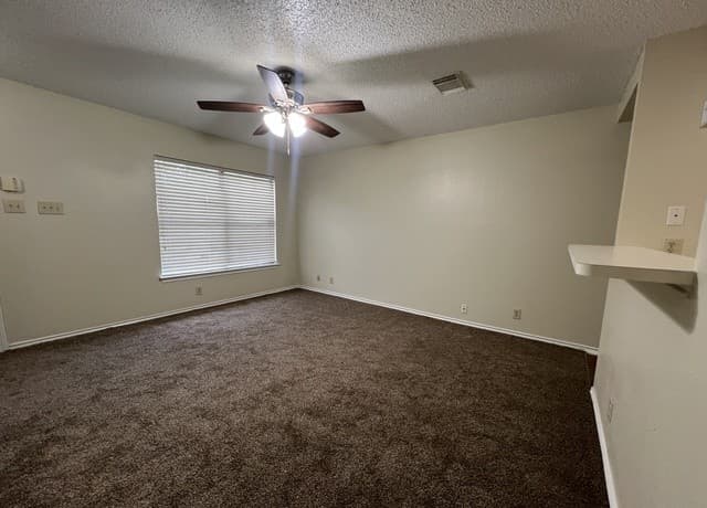 3-bedroom rental at 4922 Hilltop Field in San Antonio, TX — photo 3