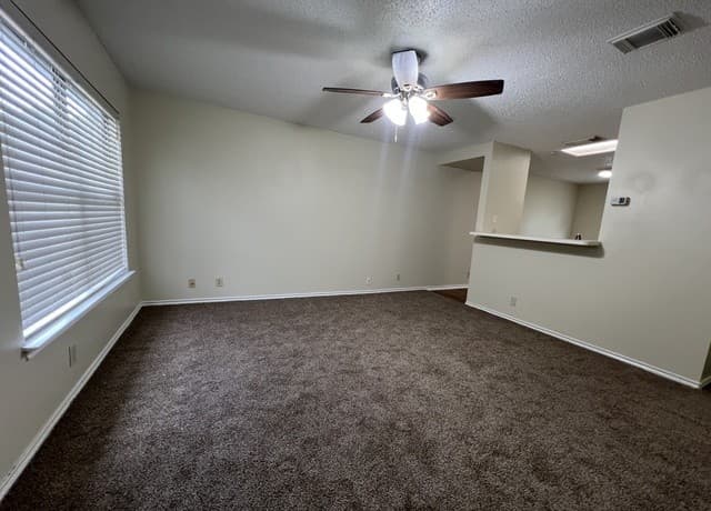 3-bedroom rental at 4922 Hilltop Field in San Antonio, TX — photo 4