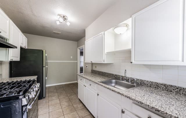 2-bedroom rental at 217 Natalen Unit 3 in San Antonio, TX — photo 2