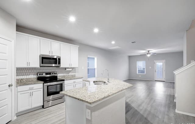 4-bedroom rental at 13031 Heathers Sun in St Hedwig, TX — photo 5