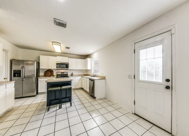4-bedroom rental at 6606 Crestwood Ct in San Antonio, TX — photo 5