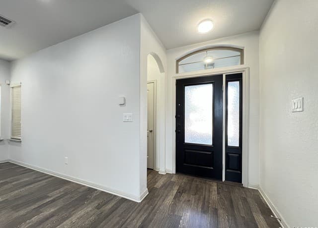 3-bedroom rental at 6150 Pecan Tree in San Antonio, TX — photo 3