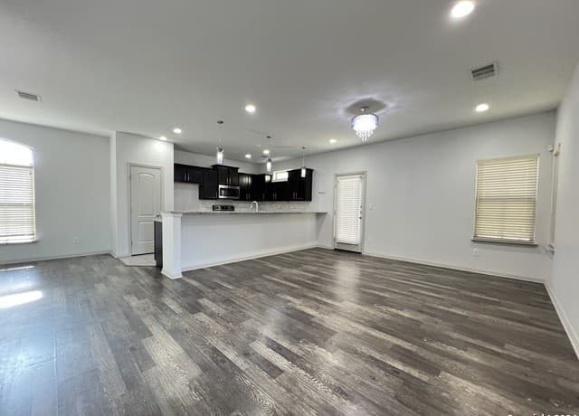 3-bedroom rental at 6150 Pecan Tree in San Antonio, TX — photo 4