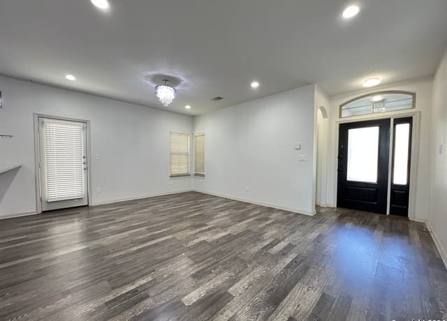 3-bedroom rental at 6150 Pecan Tree in San Antonio, TX — photo 5