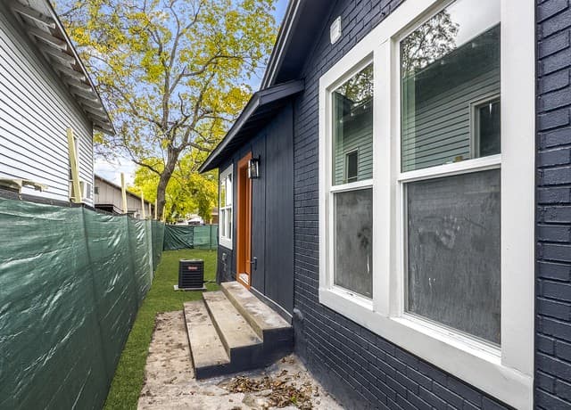 1-bedroom rental at 1606 W Wildwood Unit A in San Antonio, TX — photo 2