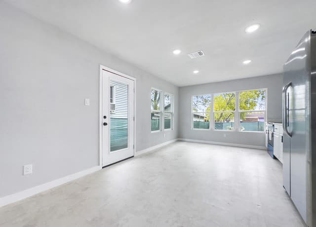 1-bedroom rental at 1606 W Wildwood Unit A in San Antonio, TX — photo 5