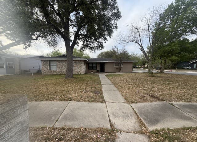 3-bedroom rental at 7918 Paint in San Antonio, TX — photo 2