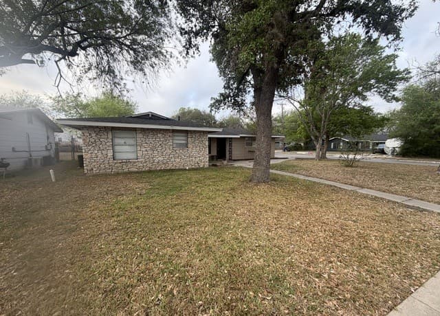 3-bedroom rental at 7918 Paint in San Antonio, TX — photo 3