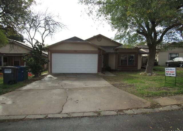 3-bedroom rental at 10243 Raven Field in San Antonio, TX — photo 2