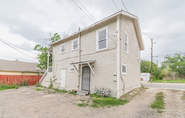 2-bedroom rental at 2407 South New Braunfels Avenue Unit 3 in San Antonio, TX — photo 2