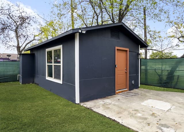 1-bedroom rental at 1606 W Wildwood Unit D in San Antonio TX