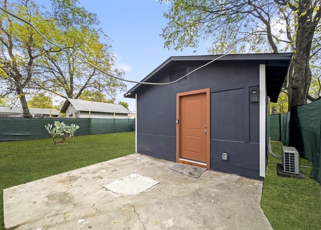 1-bedroom rental at 1606 W Wildwood Unit D in San Antonio, TX — photo 2