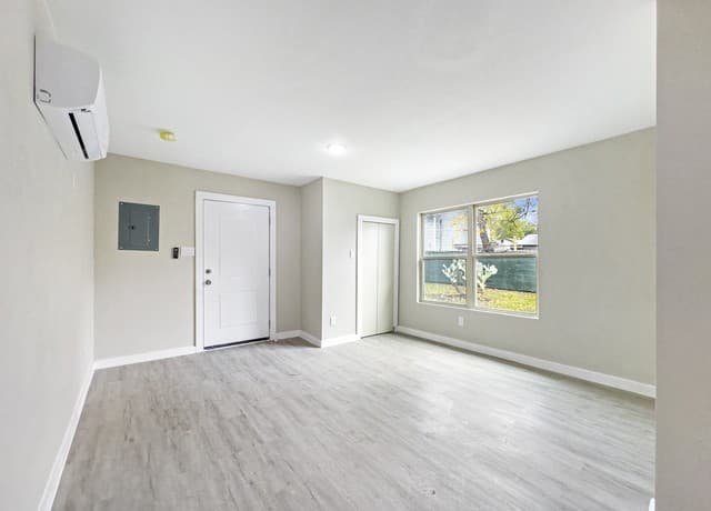 1-bedroom rental at 1606 W Wildwood Unit D in San Antonio, TX — photo 4