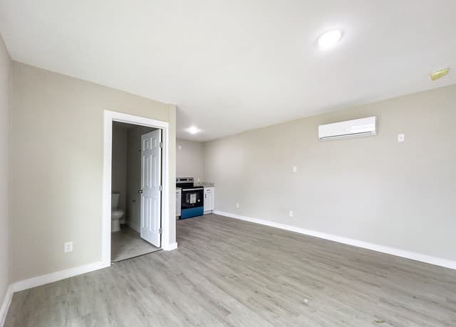 1-bedroom rental at 1606 W Wildwood Unit D in San Antonio, TX — photo 5