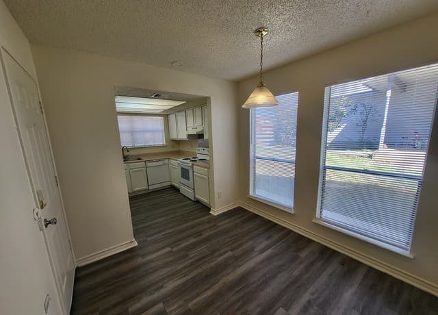 2-bedroom rental at 9840 Ardash in San Antonio, TX — photo 3