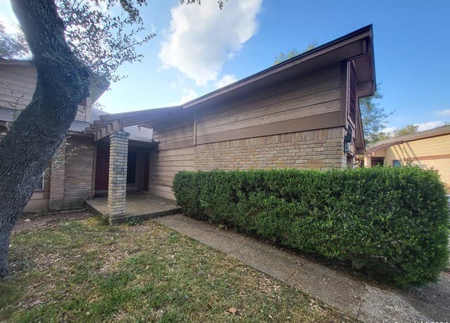 2-bedroom rental at 8936 Golden Brook in San Antonio, TX — photo 2