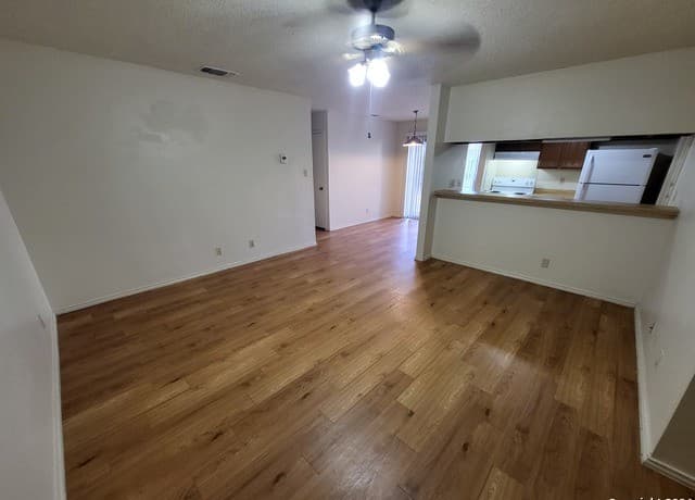 2-bedroom rental at 8936 Golden Brook in San Antonio, TX — photo 4