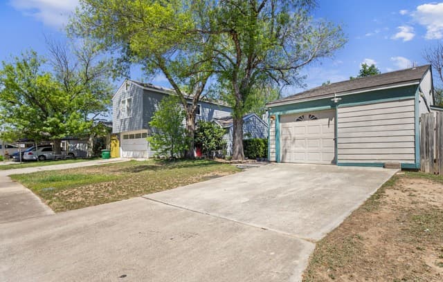 2-bedroom rental at 9929 Village Briar in San Antonio, TX — photo 2
