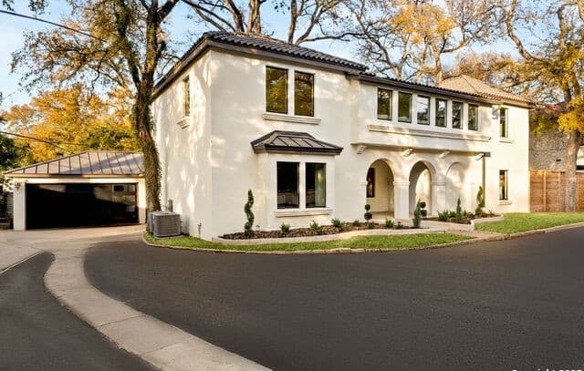 5-bedroom rental at 417 E Hildebrand in San Antonio, TX — photo 2