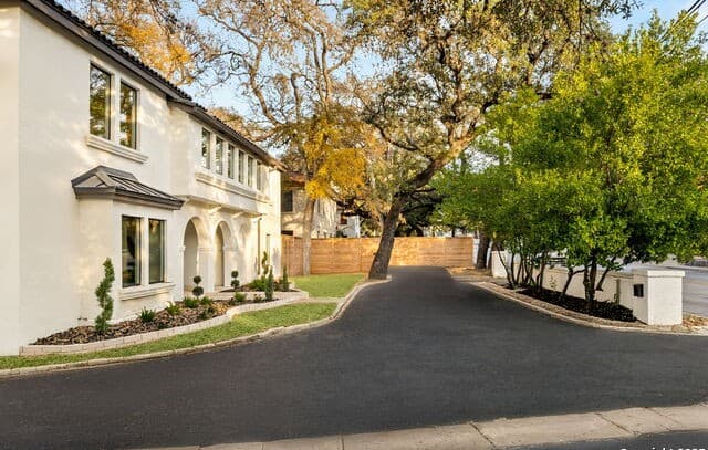 5-bedroom rental at 417 E Hildebrand in San Antonio, TX — photo 4