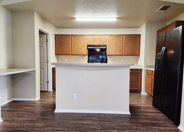 3-bedroom rental at 5402 Tomas Cir in San Antonio, TX — photo 3