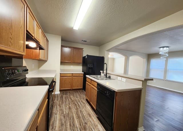 3-bedroom rental at 5402 Tomas Cir in San Antonio, TX — photo 4