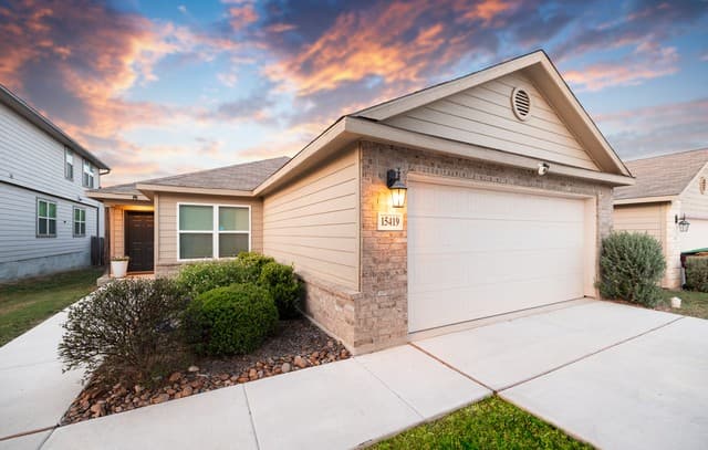 3-bedroom rental at 15419 Proteus in San Antonio, TX — photo 2