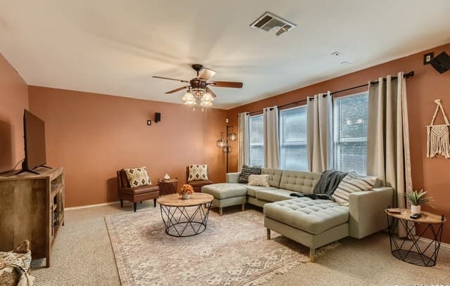 3-bedroom rental at 10430 Tiger Fld in San Antonio, TX — photo 2
