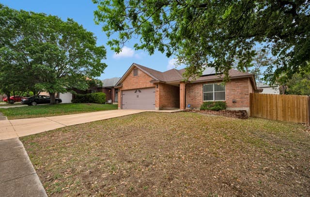 3-bedroom rental at 9443 Sycamore Brook in San Antonio, TX — photo 2