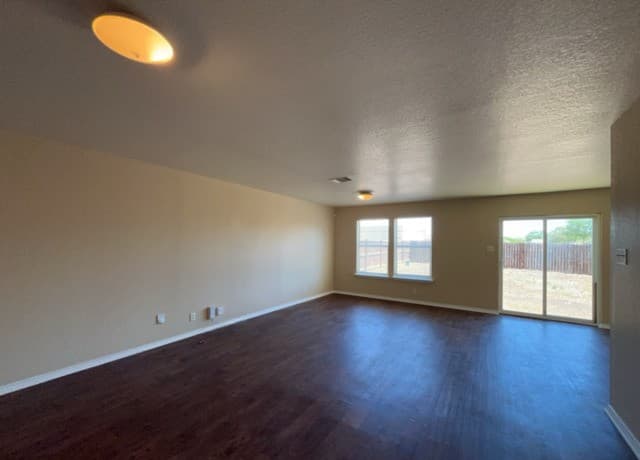 5-bedroom rental at 8223 Maple Meadow Dr in Converse, TX — photo 2