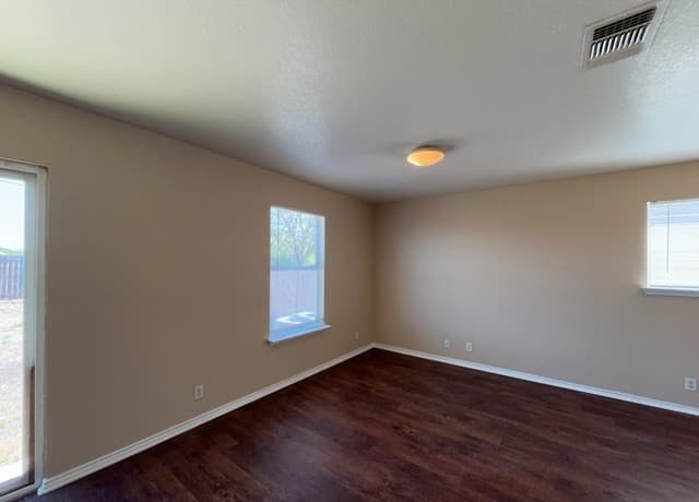 5-bedroom rental at 8223 Maple Meadow Dr in Converse, TX — photo 4
