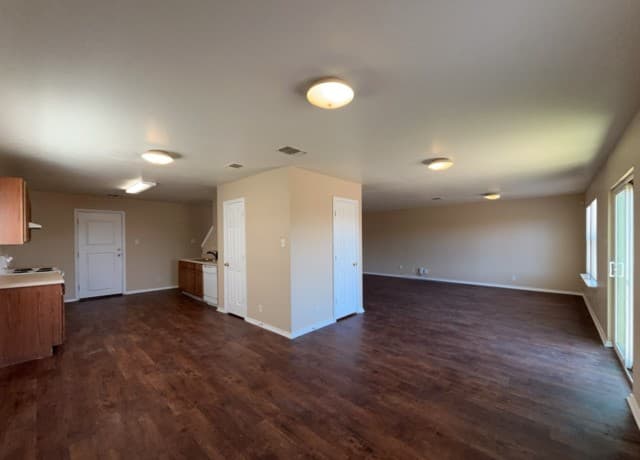 5-bedroom rental at 8223 Maple Meadow Dr in Converse, TX — photo 5
