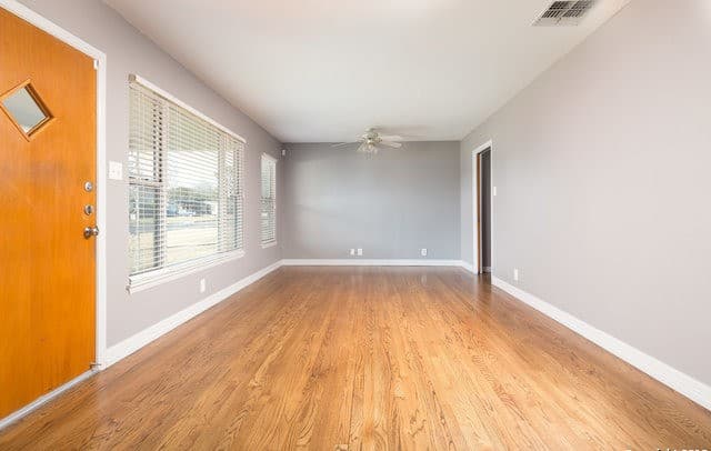 3-bedroom rental at 303 Schmeltzer in San Antonio, TX — photo 4