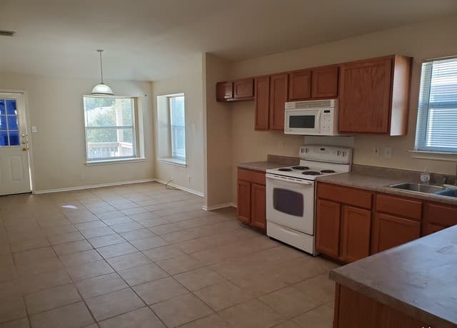 3-bedroom rental at 671 Rattler Bluff in San Antonio, TX — photo 2