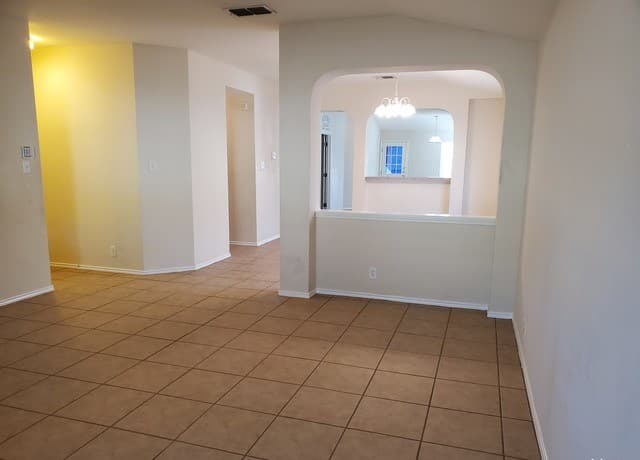 3-bedroom rental at 671 Rattler Bluff in San Antonio, TX — photo 3