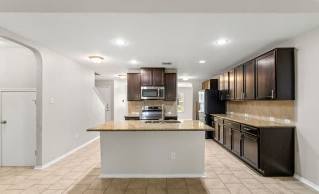 5-bedroom rental at 12023 Sapphire River in San Antonio, TX — photo 3