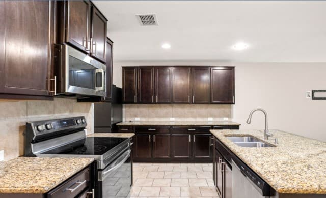 5-bedroom rental at 12023 Sapphire River in San Antonio, TX — photo 4
