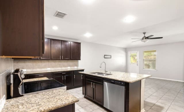 5-bedroom rental at 12023 Sapphire River in San Antonio, TX — photo 5