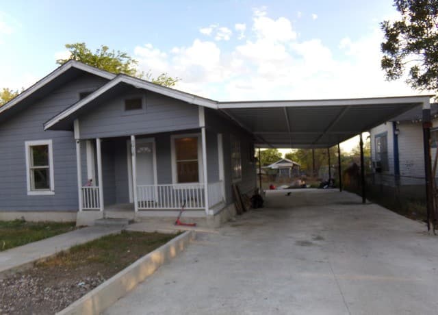 3-bedroom rental at 3918 W Martin St in San Antonio, TX — photo 2