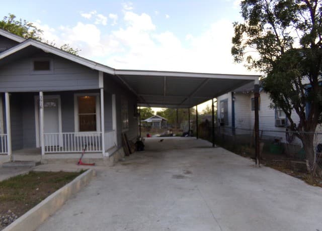 3-bedroom rental at 3918 W Martin St in San Antonio, TX — photo 3