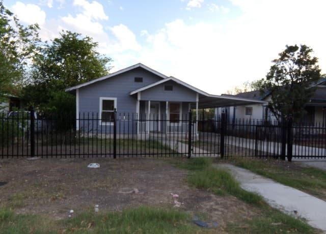 3-bedroom rental at 3918 W Martin St in San Antonio, TX — photo 4