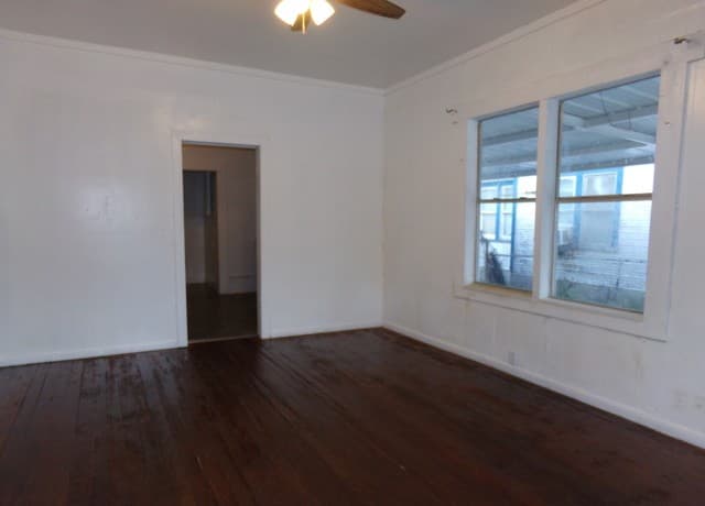 3-bedroom rental at 3918 W Martin St in San Antonio, TX — photo 5