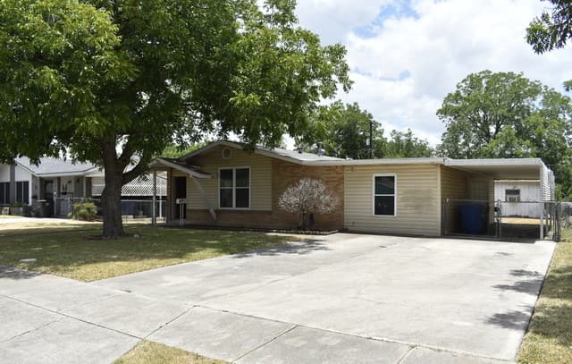 4-bedroom rental at 5026 Benham Dr in San Antonio, TX — photo 2