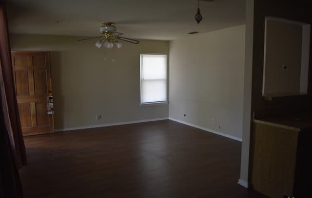 4-bedroom rental at 5026 Benham Dr in San Antonio, TX — photo 5