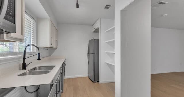 3-bedroom rental at 258 Antrim Dr in San Antonio, TX — photo 5