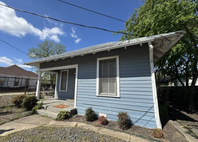 2-bedroom rental at 511 N Monumental in San Antonio, TX — photo 2